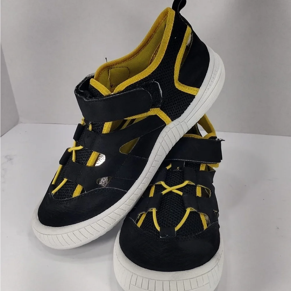 Omphies Kids Black and Yellow Shoes size 4y pre Owned Exellent condition